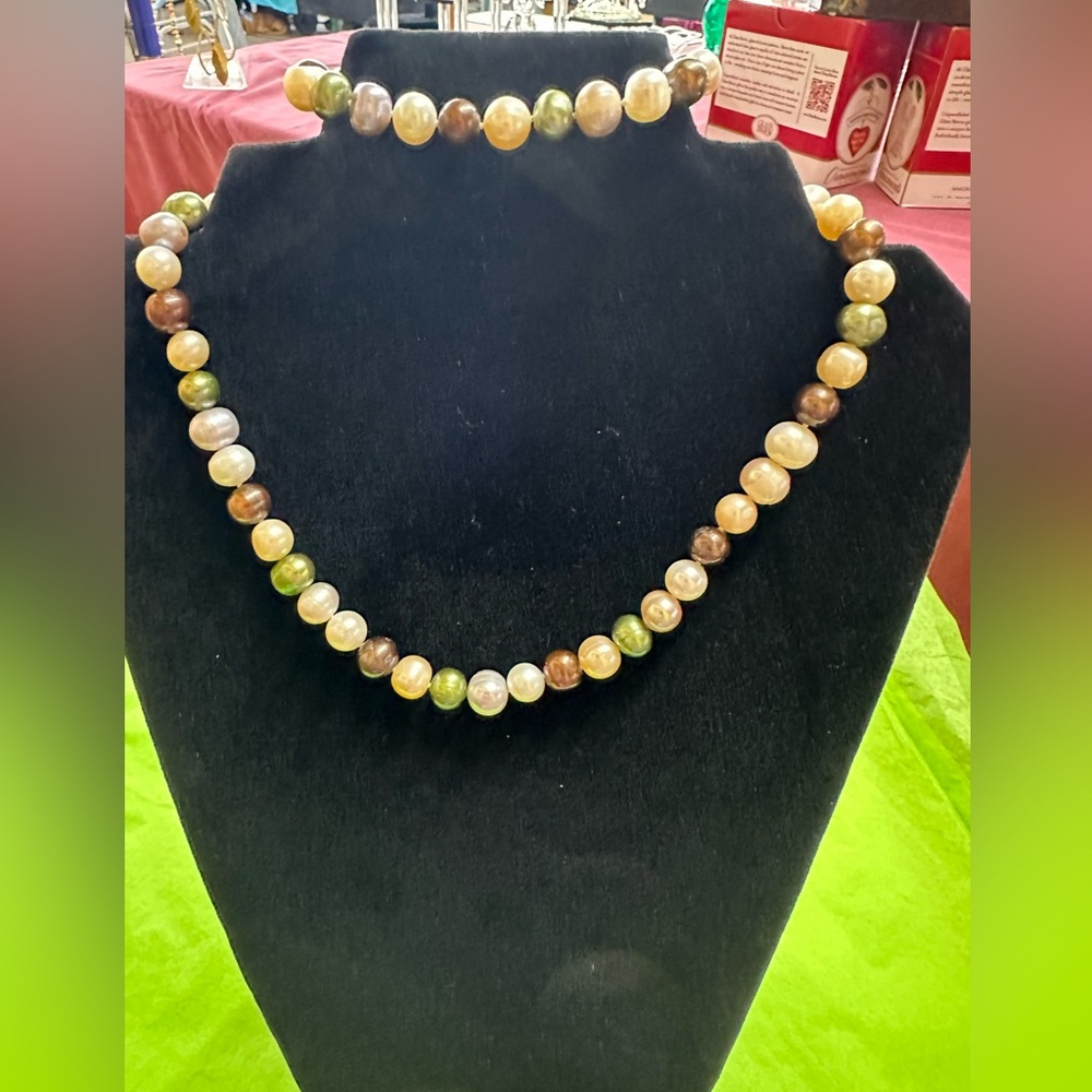 Elegant Multicolor fresh water pearl Necklace and bracelet.